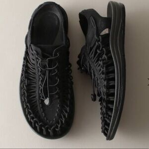 Keen Uneek black sandals 9 Men’s